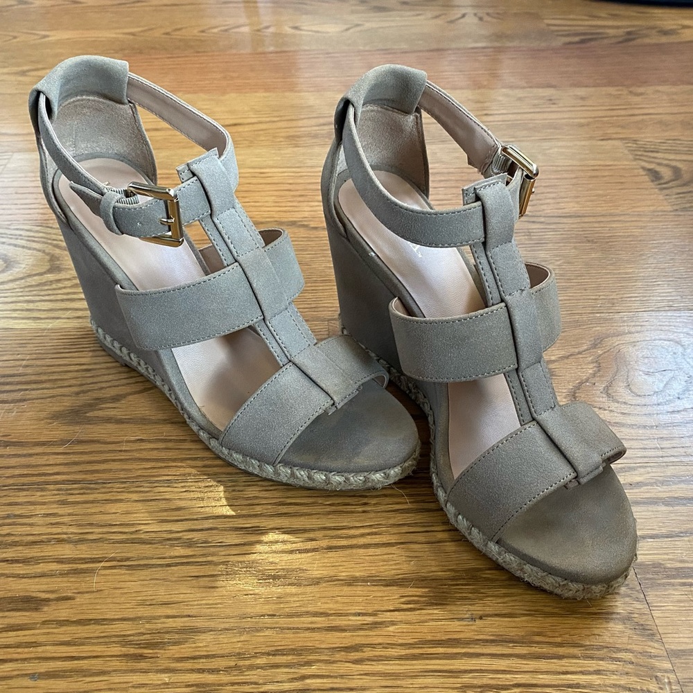 Like new wedge sandal - size 8